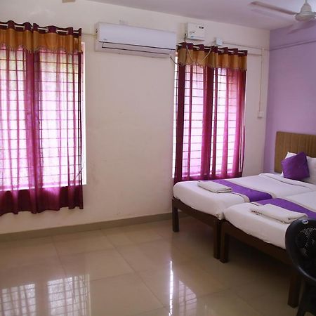 V bee Plaza Hotel Thiruvananthapuram Buitenkant foto